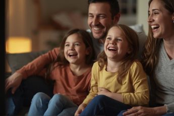 Семейный вечер за просмотром уютного фильма