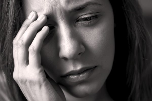 девушка грустит с прикрытыми глазами