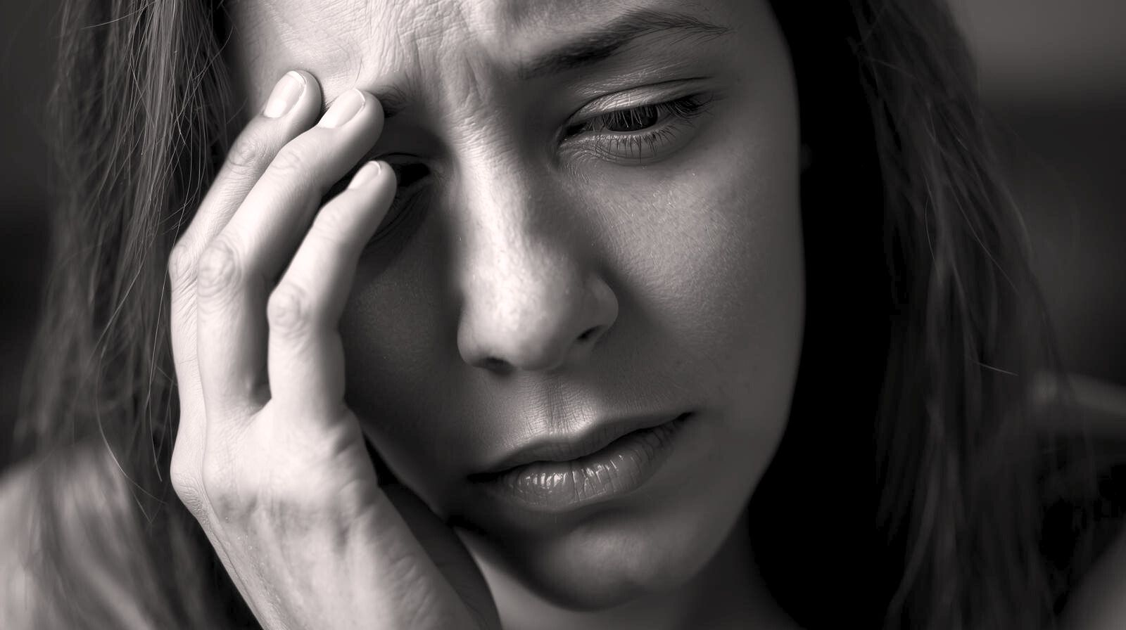 девушка грустит с прикрытыми глазами