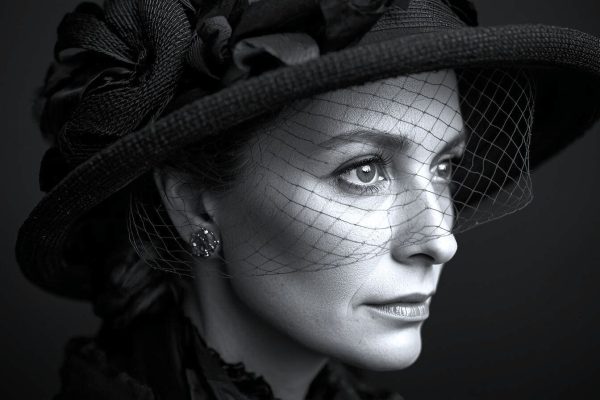 женщина 50 лет, черно-белое фото