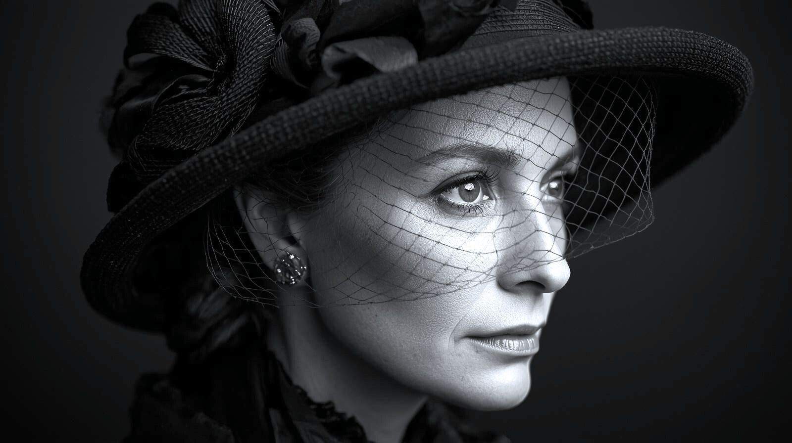 женщина 50 лет, черно-белое фото