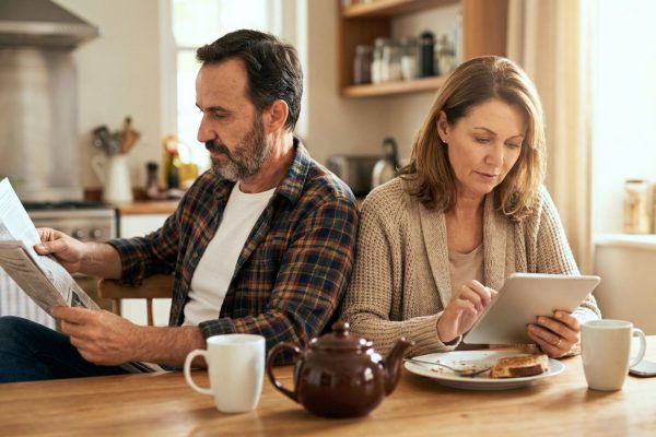 Одиночество в браке после 40: пара сидит рядом, но ощущает дистанцию — признаки и что делать пошагово