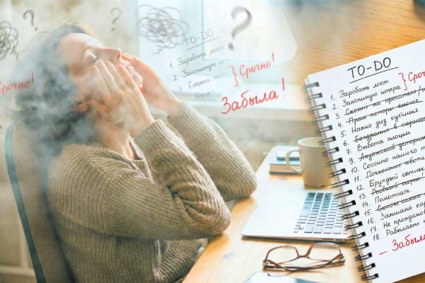 Туман в голове при менопаузе: женщина 45+ за ноутбуком пытается сосредоточиться и планирует шаги, чтобы вернуть ясность